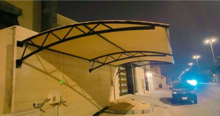 مظلات سيارات ملاصقة للسور بالمدينة المنورة | تصميم عملي للمواقف الضيقة